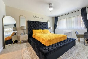 2 bedrooms, desk, iron/ironing board, free WiFi - Quiet North Park Luxury Condo w/Free Parking & A/C (San Diego)