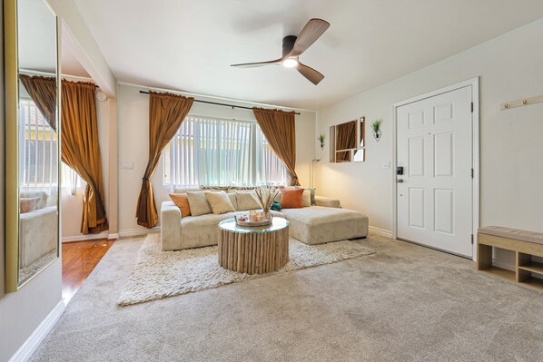 Smart TV, fireplace