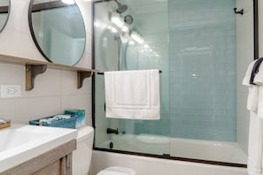 Douche, sĂšche-cheveux, serviettes fournies, papier toilette