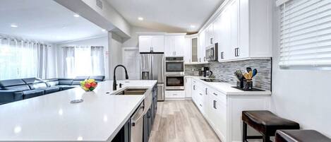 Een koelkast, een microgolfoven, een oven, een kookplaat