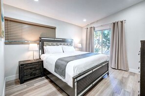 4 quartos, escrivaninha, ferros/tábuas de passar roupa, berço de viagem