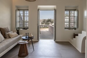 Suite – deluxe, byutsikt | Oppholdsområde | En 32-tommers smart-TV med Parabol-TV samt Netflix og strømmetjenester
