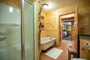 Dusche, umweltfreundliche Kosmetikartikel, Handtücher, Seife