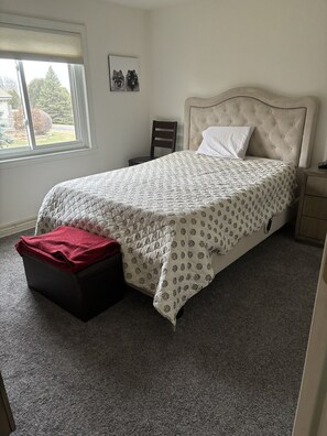 3 bedrooms, iron/ironing board, WiFi, bed sheets