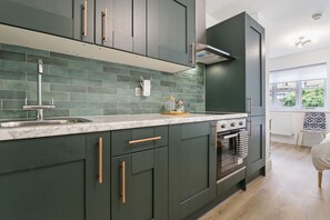 ซูพีเรียสตูิดิโอ, ห้องน้ำในตัว, วิวสวน | ครัวส่วนกลาง | เตาอบ, เตาประกอบอาหาร, เตาปิ้งขนมปัง, เครื่องครัว/จาน/ช้อนส้อม