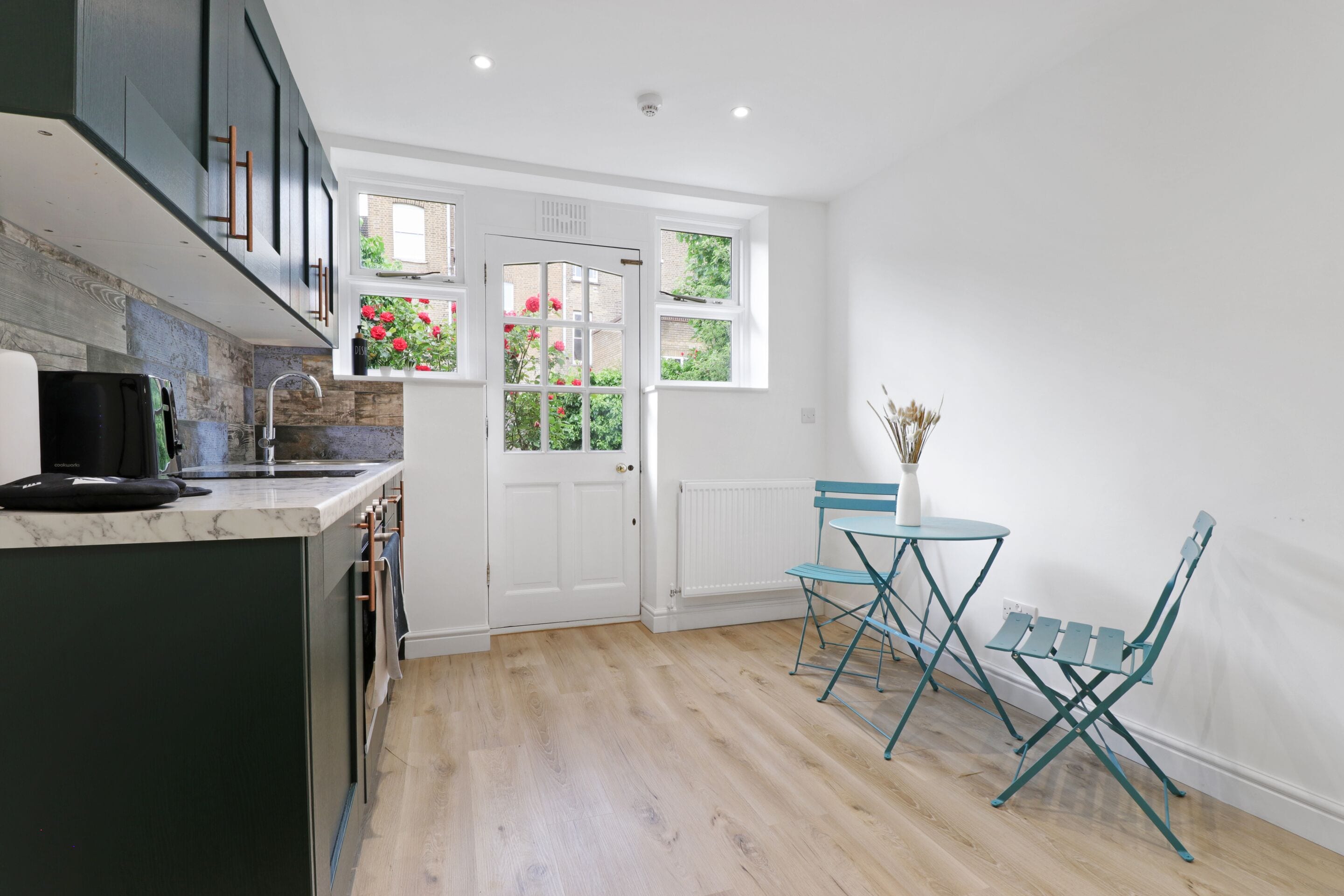 Superior Studio, Ensuite, Garden View | Shared kitchen | Oven, stovetop, toaster, cookware/dishes/utensils