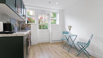 Superior Studio, Ensuite, Garden View | Shared kitchen | Oven, stovetop, toaster, cookware/dishes/utensils