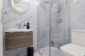 Superior Studio, Ensuite, Garden View | Bathroom | Shower, rainfall showerhead, hair dryer, towels - Finsbury Park Studios (London)