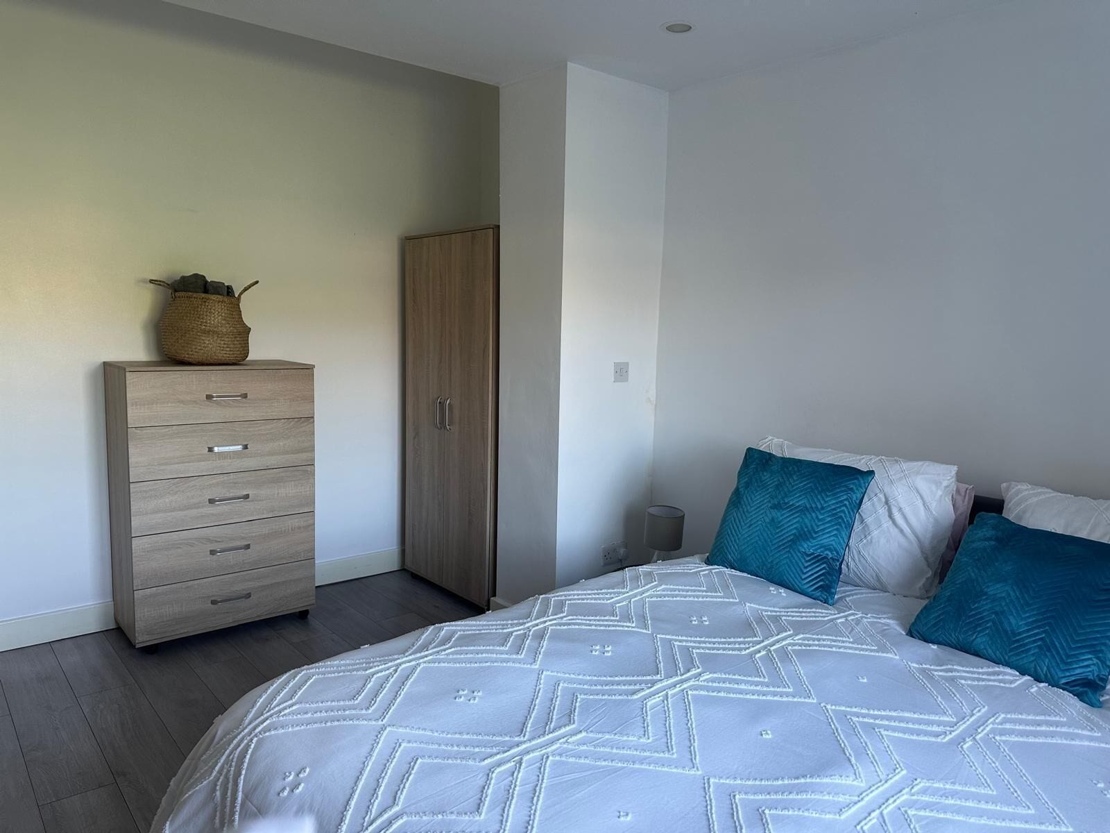 Ein Schlafzimmer mit einem Bett, einem Schrank und einem Nachttisch.