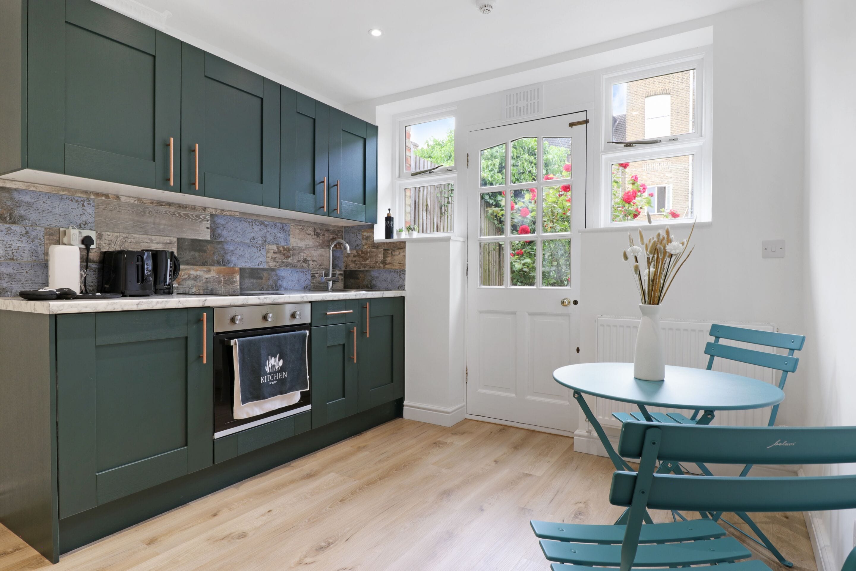 Superior Studio, Ensuite, Garden View | Shared kitchen | Oven, stovetop, toaster, cookware/dishes/utensils