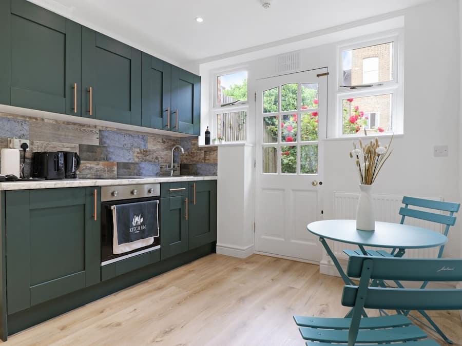 Superior Studio, Ensuite, Garden View | Shared kitchen | Oven, stovetop, toaster, cookware/dishes/utensils