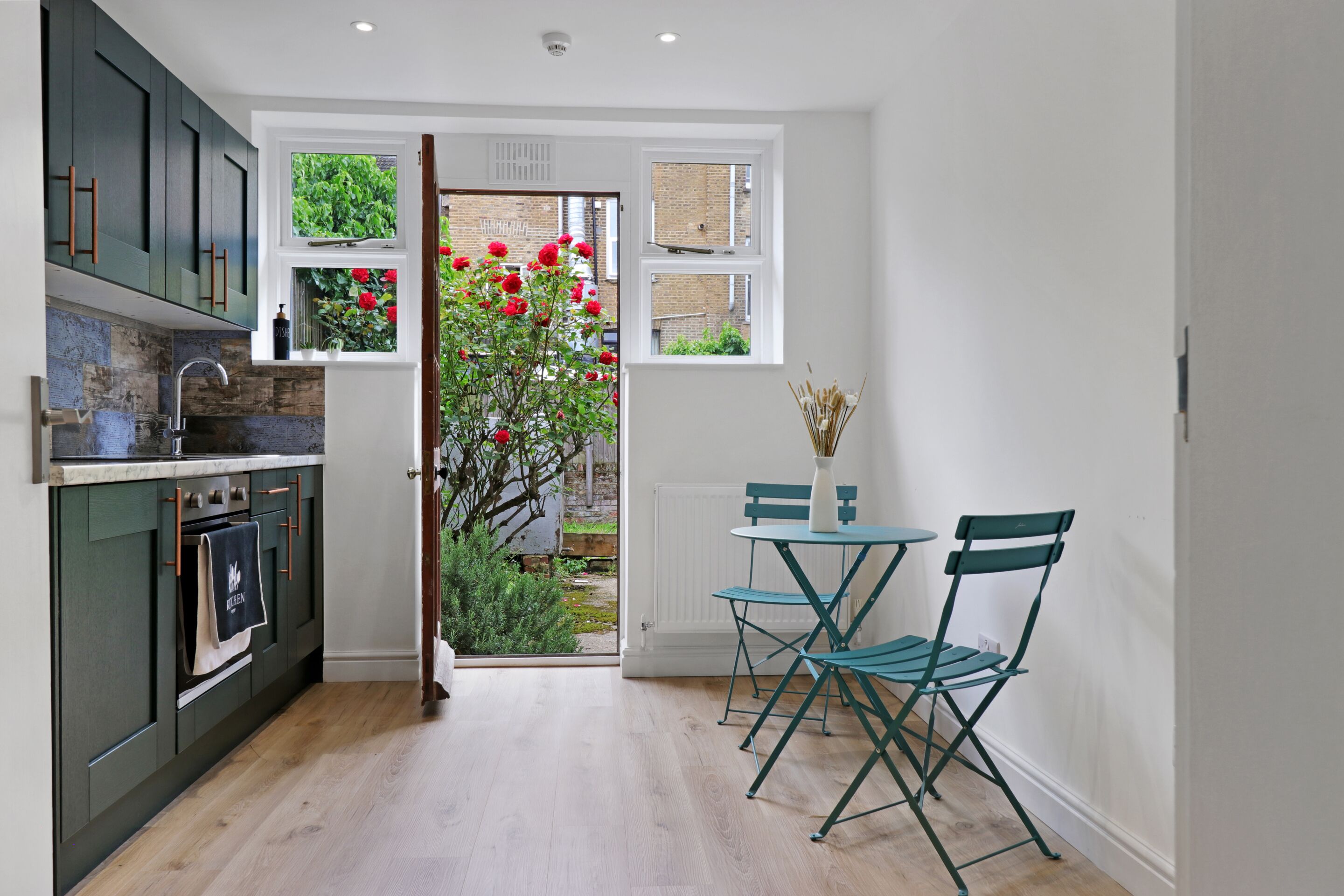 Superior Studio, Ensuite, Garden View | Shared kitchen | Oven, stovetop, toaster, cookware/dishes/utensils