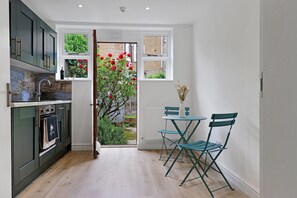 Superior-Studio, mit Bad, Gartenblick | Gemeinschaftsküche | Ofen, Herdplatte, Toaster, Kochgeschirr/Geschirr/Besteck
