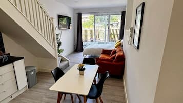 Studio Kota, ensuite, pemandangan kota | Dilengkapi dengan perabotan berbeda-beda, Wi-Fi gratis, dan seprai linen
