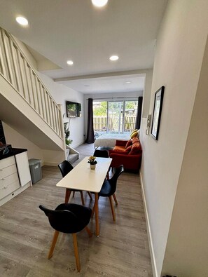 Estudio urbano, baño en la habitación, vista a la ciudad | Muebles diferentes, wifi gratis y ropa de cama 