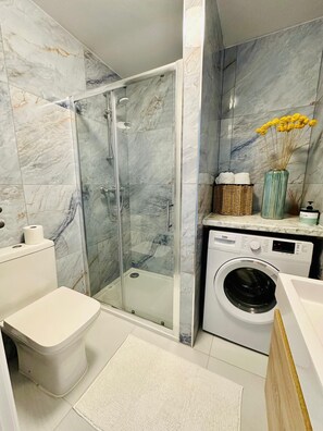 Standaard studio, en-suite badkamer, uitzicht op de stad (Estudios Standar ) | Badkamer | Een douche, een regendouche, een haardroger, handdoeken