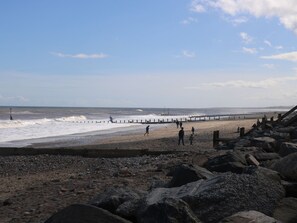 Beach nearby - Wave Song (Hornsea)
