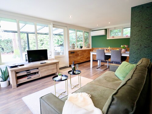 Schöner Bungalow mit Garten in bewaldetem Gebiet