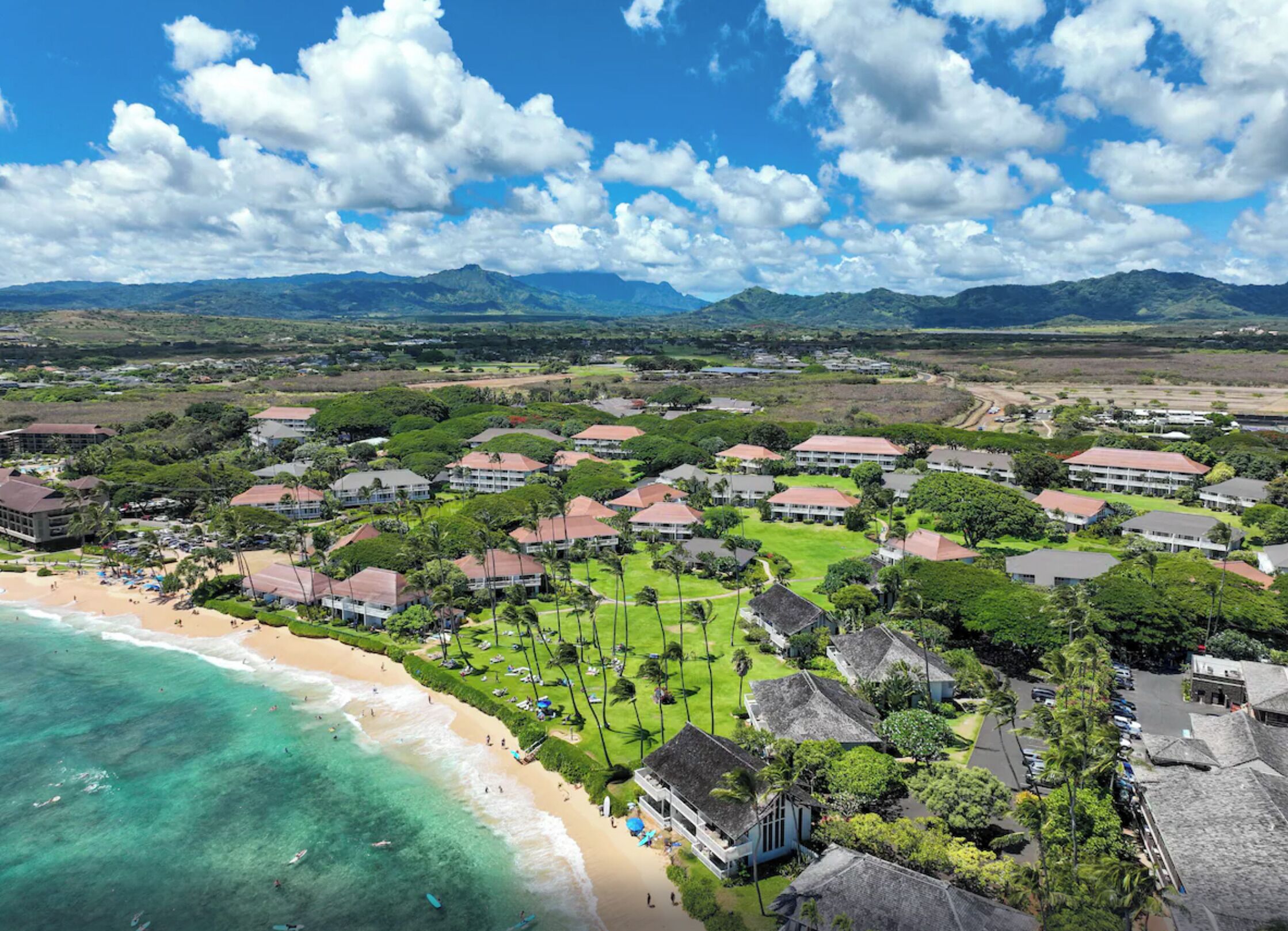 Playa en los alrededores y camastros 