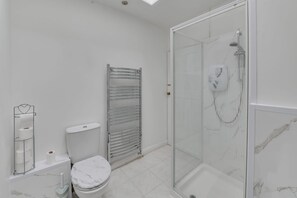 House | Bathroom - Remarkable 3-bed House in Middleton Manchester (Manchester)
