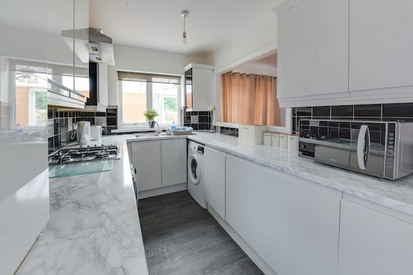 House | Private kitchen | Fridge, microwave, oven, stovetop