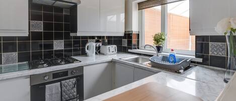 ハウス | 専用キッチン | 冷蔵庫、電子レンジ、オーブン、コンロ