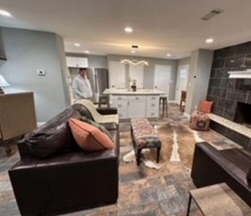 Country setting, only 20 minutes to downtown Hot Springs and Oaklawn Racetrack. 