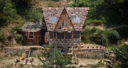 Sustainable artist mountain cabin + kitchen w/ snow peaks, river & sunset views