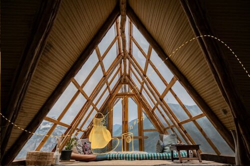 Sustainable artist mountain cabin + kitchen w/ snow peaks, river & sunset views