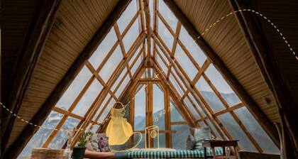 Sustainable artist mountain cabin + kitchen w/ snow peaks, river & sunset views