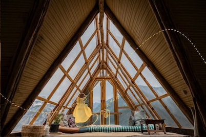 Sustainable artist mountain cabin + kitchen w/ snow peaks, river & sunset views