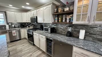 冰箱、微波炉、烤箱、炉灶