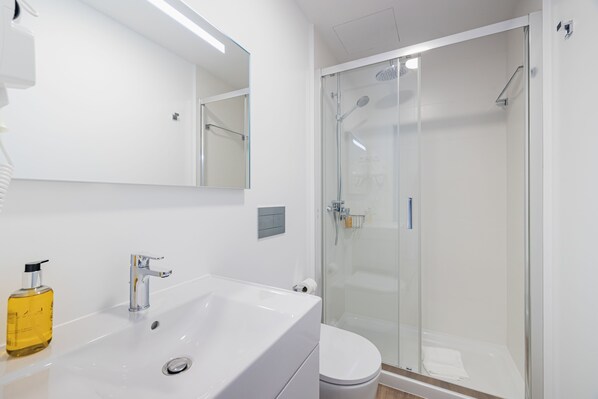 Douche, sĂšche-cheveux, bidet, serviettes fournies