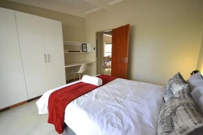 3 quartos, cofres nos quartos, escrivaninha, Wi-Fi