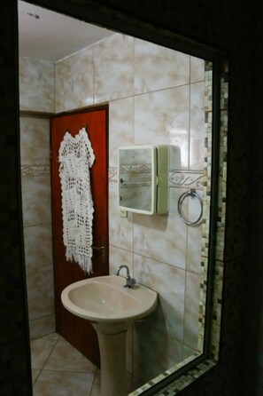 Serviettes fournies, savon, shampoing, papier toilette