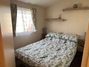 Chalet | 3 bedrooms, bed sheets - 3 Bedroom Caravan Heacham Pets Stay Free (King's Lynn)