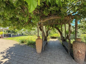 Property grounds - Stoneycrest Cottage at Durant (Dayton)