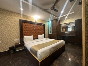 Premium Triple Room | Egyptian cotton sheets, premium bedding, individually furnished, desk - Hotel Classio Kormangala (Bengaluru)