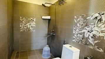 Shower, rainfall showerhead, free toiletries, towels