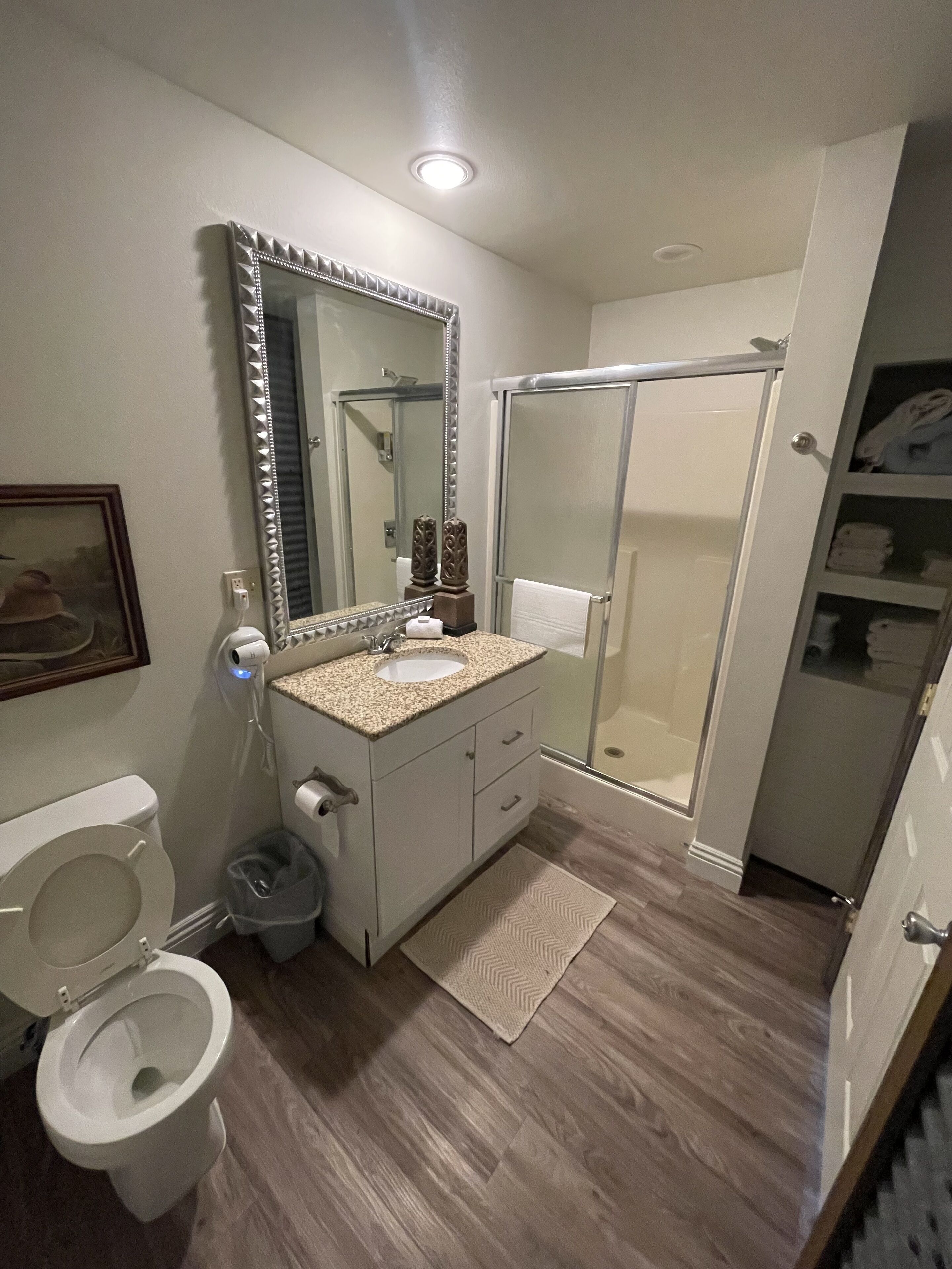 Een douche, een haardroger, handdoeken, zeep