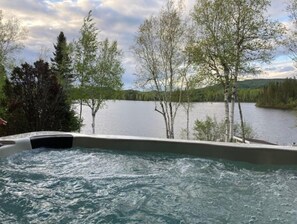 Outdoor spa tub - Chalet Grand-père Tortue (Saint-David-de-Falardeau)