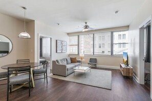 TV - Modern Luxury: 2BR Condo with Rooftop Pool Oasis (New Orleans)