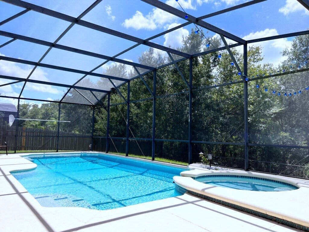 Privacy 4 Bed 3 Bath Pool Home with Spa