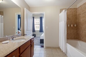 Secador de cabelo, toalhas de banho