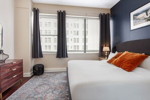 2 soverom, strykejern/-brett og sengetøy