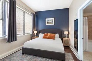 2 quartos, ferros/tábuas de passar roupa, roupa de cama