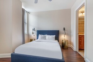 2 slaapkamers, een strijkplank/strijkijzer, beddengoed