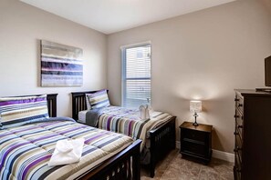 5 bedrooms, iron/ironing board, WiFi, bed sheets - Pool Home Great Location Close to Disney (Davenport)