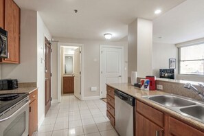 Kylskåp, mikrovågsugn, ugn och spishäll