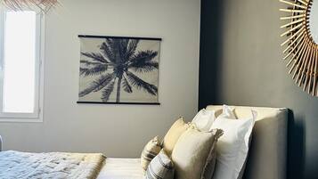 3 slaapkamers, een strijkplank/strijkijzer, reisbedje, gratis wifi